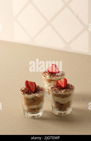 Tiramisu Cupcake kleine Tassen von Tiramisu Dessert mit Erdbeer-Topping, Copy Space for Text Stockfoto