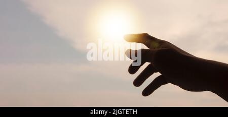 Hände, die zum hellen Himmel reichen, mit Platz für die Kopie von Ideen oder Text. Speicherplatz kopieren Stockfoto