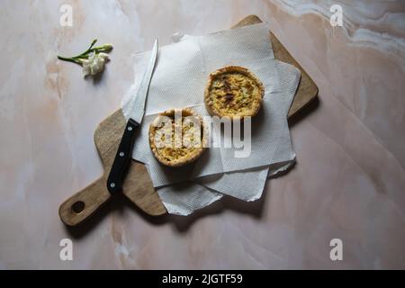 Draufsicht auf Snack-Quiche auf einem Holzbrett Stockfoto