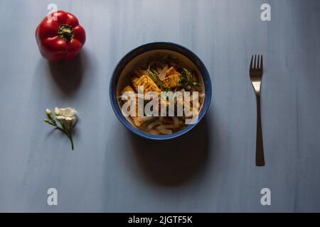 Gekochte Lebensmittel paneer Tikka oder gegrillter Hüttenkäse in einer Schüssel serviert. Draufsicht. Stockfoto