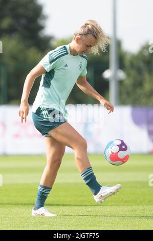 London, Großbritannien. 11.. Juli 2022. Fußball: Nationalmannschaft, Frauen, EM 2022, Abschlusstraining Deutschland: Lena Lattwein. Quelle: Sebastian Gollnow/dpa - WICHTIGER HINWEIS: Gemäß den Anforderungen der DFL Deutsche Fußball Liga und des DFB Deutscher Fußball-Bund ist es untersagt, im Stadion und/oder vom Spiel aufgenommene Fotos in Form von Sequenzbildern und/oder videoähnlichen Fotoserien zu verwenden oder zu verwenden./dpa/Alamy Live News Stockfoto