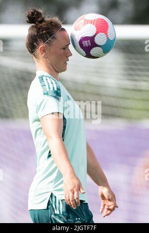 London, Großbritannien. 11.. Juli 2022. Fußball: Nationalmannschaft, Frauen, EM 2022, Abschlusstraining Deutschland: Marina Hegering. Quelle: Sebastian Gollnow/dpa - WICHTIGER HINWEIS: Gemäß den Anforderungen der DFL Deutsche Fußball Liga und des DFB Deutscher Fußball-Bund ist es untersagt, im Stadion und/oder vom Spiel aufgenommene Fotos in Form von Sequenzbildern und/oder videoähnlichen Fotoserien zu verwenden oder zu verwenden./dpa/Alamy Live News Stockfoto