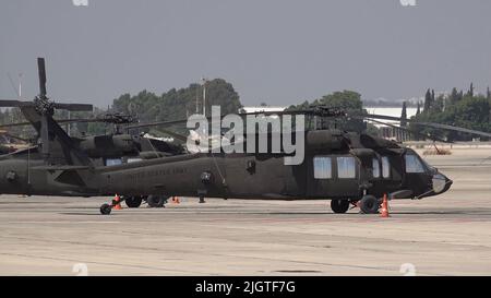 LOD, ISRAEL - 12. JULI: Black Hawk-Hubschrauber der US-Armee werden auf dem Asphalt des Ben Gurion Airport während der Abschlussprobe für die Zeremonie geparkt, in der US-Präsident Joe Biden vor seinem Besuch in Israel am 12. Juli 2022 in Lod, Israel, begrüßt wird. US-Präsident Joe Biden wird ab dem 13. Juli Israel, das Westjordanland und Saudi-Arabien besuchen. Kredit: Eddie Gerald/Alamy Live Nachrichten Stockfoto