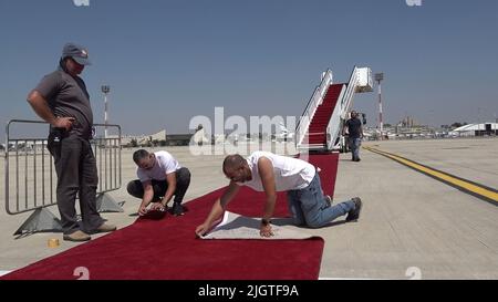 LOD, ISRAEL - 12. JULI: Arbeiter legen roten Teppich auf dem Asphalt des Ben Gurion Flughafens während der Abschlussprobe für die Zeremonie und begrüßen US-Präsident Joe Biden vor seinem Besuch in Israel am 12. Juli 2022 in Lod, Israel. US-Präsident Joe Biden wird ab dem 13. Juli Israel, das Westjordanland und Saudi-Arabien besuchen. Kredit: Eddie Gerald/Alamy Live Nachrichten Stockfoto