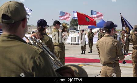 LOD, ISRAEL – JULI 12: Mitglieder einer israelischen Militärkapelle spielen die Nationalhymne der Vereinigten Staaten und Israels auf dem Asphalt des Ben Gurion Flughafens während der Abschlussprobe für die Zeremonie, in der US-Präsident Joe Biden vor seinem Besuch in Israel am 12. Juli 2022 in Lod, Israel, begrüßt wird. US-Präsident Joe Biden wird ab dem 13. Juli Israel, das Westjordanland und Saudi-Arabien besuchen. Kredit: Eddie Gerald/Alamy Live Nachrichten Stockfoto