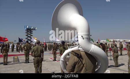 LOD, ISRAEL – JULI 12: Mitglieder einer israelischen Militärkapelle spielen die Nationalhymne der Vereinigten Staaten und Israels auf dem Asphalt des Ben Gurion Flughafens während der Abschlussprobe für die Zeremonie, in der US-Präsident Joe Biden vor seinem Besuch in Israel am 12. Juli 2022 in Lod, Israel, begrüßt wird. US-Präsident Joe Biden wird ab dem 13. Juli Israel, das Westjordanland und Saudi-Arabien besuchen. Kredit: Eddie Gerald/Alamy Live Nachrichten Stockfoto