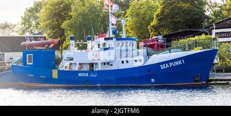 Greifswald, Deutschland. 10.. Juli 2022. Das Flüchtlingsrettungsboot 'Sea Punk One' der gleichnamigen gemeinnützigen Organisation aus Bad Kreuznach befindet sich in der Museumswerft und wird für die ersten Fahrten ausgerüstet. Der Verein plant zivile Seerettungseinsätze im Mittelmeer mit dem rettungsfähigen Schiff. Quelle: Jens Büttner/dpa/Alamy Live News Stockfoto