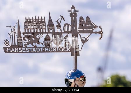 Rostock, Deutschland. 02.. Juli 2022. Eine Wetterfahne mit Rostocker Motiven. Quelle: Jens Büttner/dpa/Alamy Live News Stockfoto