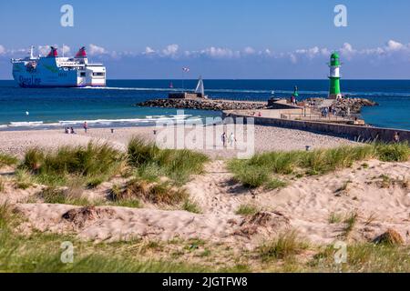 Rostock, Deutschland. 02.. Juli 2022. Der Strand von Warnemünde mit der Seebrücke am Eingang zum Rostocker Seehafen. Quelle: Jens Büttner/dpa/Alamy Live News Stockfoto