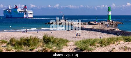 Rostock, Deutschland. 02.. Juli 2022. Der Strand von Warnemünde mit der Seebrücke am Eingang zum Rostocker Seehafen. Quelle: Jens Büttner/dpa/Alamy Live News Stockfoto