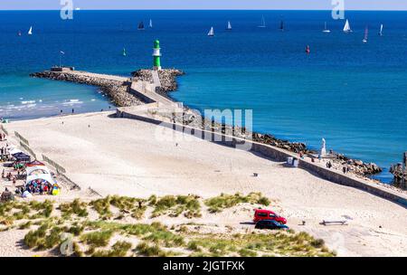 Rostock, Deutschland. 02.. Juli 2022. Der Strand von Warnemünde mit der Seebrücke am Eingang zum Rostocker Seehafen. Quelle: Jens Büttner/dpa/Alamy Live News Stockfoto