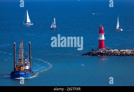 Rostock, Deutschland. 02.. Juli 2022. Der Strand von Warnemünde mit der Seebrücke am Eingang zum Rostocker Seehafen. Quelle: Jens Büttner/dpa/Alamy Live News Stockfoto