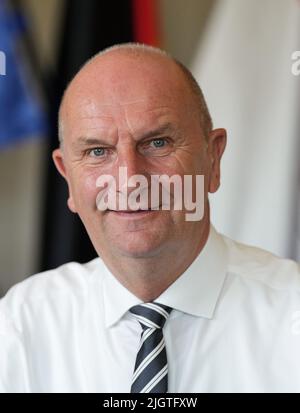 Potsdam, Deutschland. 12.. Juli 2022. Dietmar Woidke (SPD), Ministerpräsident von Brandenburg, fotografiert in seinem Büro im Bundeskanzleramt nach einem Interview mit der dpa-Redaktion. Quelle: Soeren Stache/dpa/Alamy Live News Stockfoto