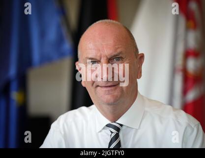 Potsdam, Deutschland. 12.. Juli 2022. Dietmar Woidke (SPD), Ministerpräsident von Brandenburg, fotografiert in seinem Büro im Bundeskanzleramt nach einem Interview mit der dpa-Redaktion. Quelle: Soeren Stache/dpa/Alamy Live News Stockfoto