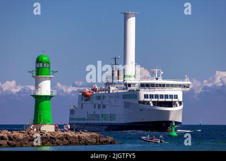 Rostock, Deutschland. 02.. Juli 2022. Aus Dänemark kommend, fährt die Fähre 'Berlin' in den Fährbereich des Seehafens Rostock und passiert das Leuchtfeuer am Pier in Warnemünde. Quelle: Jens Büttner/dpa/Alamy Live News Stockfoto