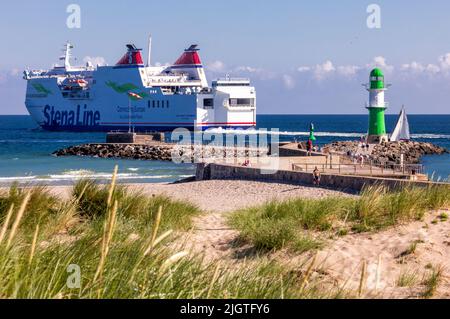 Rostock, Deutschland. 02.. Juli 2022. Der Strand von Warnemünde mit der Seebrücke am Eingang zum Rostocker Seehafen. Quelle: Jens Büttner/dpa/Alamy Live News Stockfoto