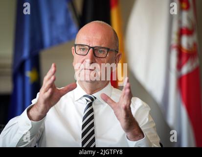 Potsdam, Deutschland. 12.. Juli 2022. Dietmar Woidke (SPD), Ministerpräsident von Brandenburg, spricht im Rahmen eines Interviews mit dpa-Redakteuren in seinem Büro in der Staatskanzlei. Quelle: Soeren Stache/dpa/Alamy Live News Stockfoto