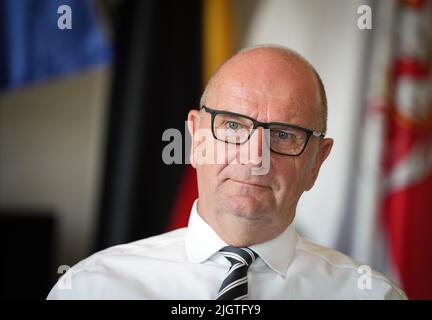 Potsdam, Deutschland. 12.. Juli 2022. Dietmar Woidke (SPD), Ministerpräsident von Brandenburg, spricht im Rahmen eines Interviews mit dpa-Redakteuren in seinem Büro in der Staatskanzlei. Quelle: Soeren Stache/dpa/Alamy Live News Stockfoto