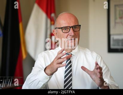 Potsdam, Deutschland. 12.. Juli 2022. Dietmar Woidke (SPD), Ministerpräsident von Brandenburg, spricht im Rahmen eines Interviews mit dpa-Redakteuren in seinem Büro in der Staatskanzlei. Quelle: Soeren Stache/dpa/Alamy Live News Stockfoto