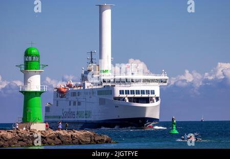 Rostock, Deutschland. 02.. Juli 2022. Aus Dänemark kommend, fährt die Fähre 'Berlin' in den Fährbereich des Seehafens Rostock und passiert das Leuchtfeuer am Pier in Warnemünde. Quelle: Jens Büttner/dpa/Alamy Live News Stockfoto