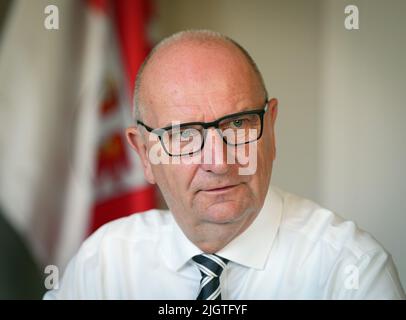 Potsdam, Deutschland. 12.. Juli 2022. Dietmar Woidke (SPD), Ministerpräsident von Brandenburg, fotografiert während eines Interviews mit dpa-Redakteuren in seinem Büro im Bundeskanzleramt. Quelle: Soeren Stache/dpa/Alamy Live News Stockfoto