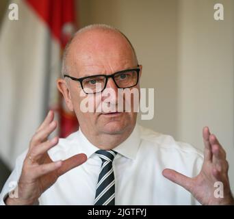 Potsdam, Deutschland. 12.. Juli 2022. Dietmar Woidke (SPD), Ministerpräsident von Brandenburg, spricht im Rahmen eines Interviews mit dpa-Redakteuren in seinem Büro in der Staatskanzlei. Quelle: Soeren Stache/dpa/Alamy Live News Stockfoto