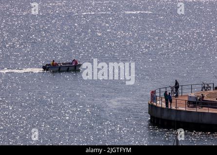 Rostock, Deutschland. 02.. Juli 2022. Ein Fischerboot passiert den mittleren Pier am Seekanal. Quelle: Jens Büttner/dpa/Alamy Live News Stockfoto