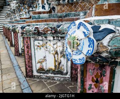 Keramikfliesen und Steinzeugdetails auf dem Tempel im Tempel Wat Arun dekoriert. Tempel der Morgenröte. Stockfoto