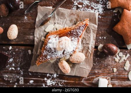 Süße Baklava mit Nüssen auf Serviette flach legen Stockfoto