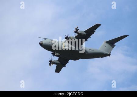 EXTER, DEVON, Großbritannien - 29. AUGUST 2017 Military Transport ZM407 Royal Air Force Airbus A400 Trainingsflug über Devon mit einem trüben blauen Himmel Stockfoto