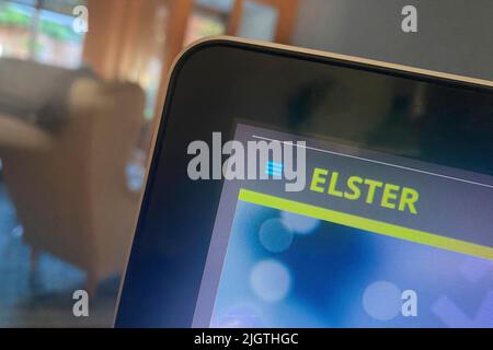 München, Deutschland. 13.. Juli 2022. Themenfoto: ELSTER - das Online-Finanzamt. Website, Homepage Elster.de auf einem Monitor eines Computers in einer Wohnung. Kredit: dpa/Alamy Live Nachrichten Stockfoto