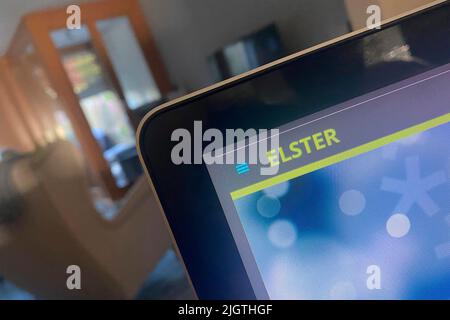 München, Deutschland. 13.. Juli 2022. Themenfoto: ELSTER - das Online-Finanzamt. Website, Homepage Elster.de auf einem Monitor eines Computers in einer Wohnung. Kredit: dpa/Alamy Live Nachrichten Stockfoto