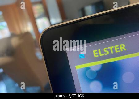 München, Deutschland. 13.. Juli 2022. Themenfoto: ELSTER - das Online-Finanzamt. Website, Homepage Elster.de auf einem Monitor eines Computers in einer Wohnung. Kredit: dpa/Alamy Live Nachrichten Stockfoto