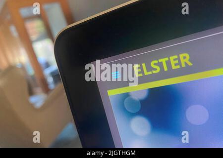 München, Deutschland. 13.. Juli 2022. Themenfoto: ELSTER - das Online-Finanzamt. Website, Homepage Elster.de auf einem Monitor eines Computers in einer Wohnung. Kredit: dpa/Alamy Live Nachrichten Stockfoto