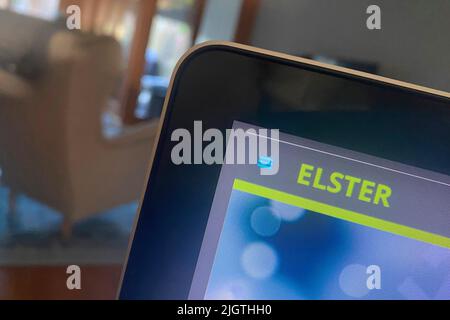 München, Deutschland. 13.. Juli 2022. Themenfoto: ELSTER - das Online-Finanzamt. Website, Homepage Elster.de auf einem Monitor eines Computers in einer Wohnung. Kredit: dpa/Alamy Live Nachrichten Stockfoto