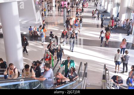 Miami Beach, USA. 09.. Juli 2022. MIAMI BEACH, FL - 09. JULI: Fans besuchen den Florida Supercor, der am 9. Juli 2022 im Miami Beach Convention Center in Miami Beach, Florida, stattfindet. Die dreitägige Veranstaltung präsentiert das Neueste aus Popkultur, Comics und SIFI-Film-Memorabilien. (Foto von JL/Sipa USA) Quelle: SIPA USA/Alamy Live News Stockfoto