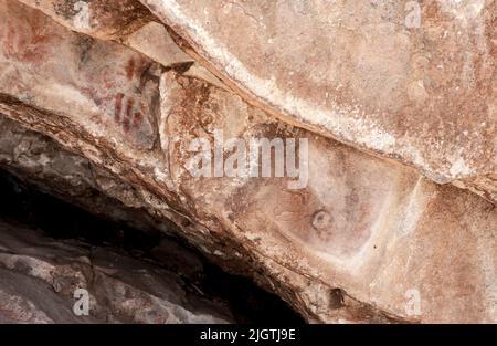 Prähistorische Gemälde im Felsunterstand Pena del Aguila, Magacela. Badajoz, Extremadura, Spanien Stockfoto