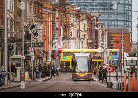 Luas Halt in der Abbey Street. Juni 2022. Dublin, Irland. Stockfoto