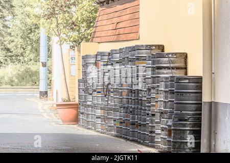 Stapel von Silberfischbier, Bier aus Edelstahl, Ale, Stout-Fässern vor einem Pub, Arklow, Irland Stockfoto