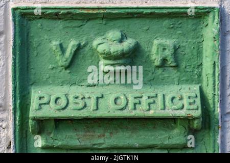 Nahaufnahme einer grünen VR-Metallbox mit dem Aufschrift der Post an der Wand. Arklow. Irland. Stockfoto