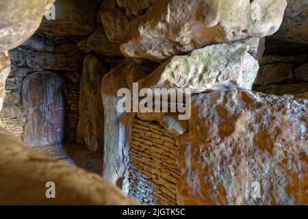 Interor Chamber of West Kennet Long Barrow in der Nähe von Avebury, Wiltshire, Großbritannien Stockfoto