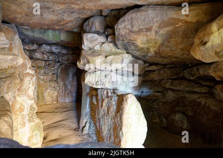 Interor Chamber of West Kennet Long Barrow in der Nähe von Avebury, Wiltshire, Großbritannien Stockfoto