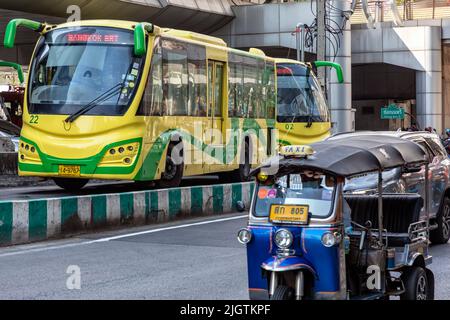 Bus Rapid Transit, Tuk Tuk, am Sathorn Terminal Station, Bangkok, Thailand Stockfoto