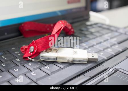 Notebook und usb-Laufwerk. Fragment der Tastatur des modernen Notebooks und usb-Flash-Laufwerks Stockfoto