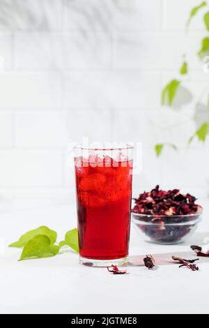 Ein erfrischendes Getränk aus getrockneten Hibiskusblättern und Eis in einem Glas. Stockfoto