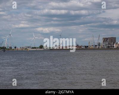 Antwerpen, Belgien, 02. Juli 2022, Landschaft oder Stadtbild des Kais am rechten Ufer in Antwerpen mit dem berühmten Hafenhaus und historischen Kranichen Stockfoto