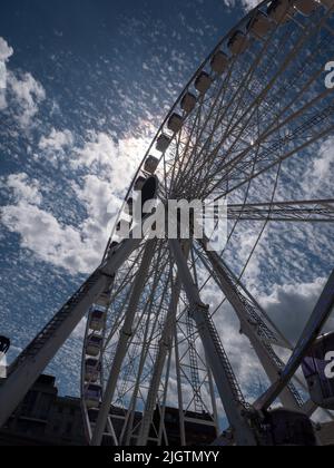 Das Riesenrad in Antwerpen, Belgien, am rechten Ufer an einem bewölkten Tag, an dem die Sonne durchbrechen will Stockfoto