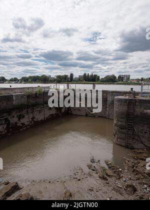 Vertikales Landschaftsfoto vom rechten Ufer in Antwerpen Belgien mit Blick auf die Schelde Stockfoto