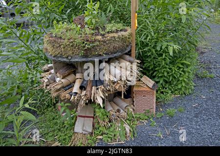 Großes DIY Insektenhotel oder Insektenhaus aus einer Reihe von natürlichen Materialien Stockfoto