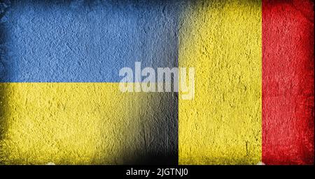 Ukrainische und belgische Flagge auf Beton, in der Mitte geteilt Stockfoto